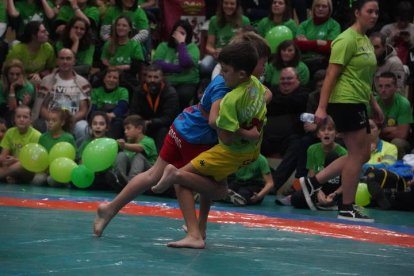 Corro de lucha leonesa Ribera-Montaña. J. NOTARIO