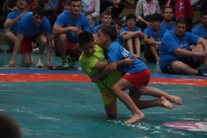 Corro de lucha leonesa Ribera-Montaña. J. NOTARIO