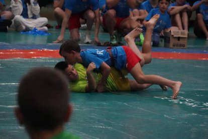 Corro de lucha leonesa Ribera-Montaña. J. NOTARIO