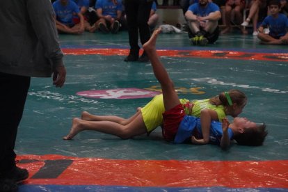 Corro de lucha leonesa Ribera-Montaña. J. NOTARIO