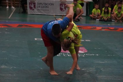 Corro de lucha leonesa Ribera-Montaña. J. NOTARIO