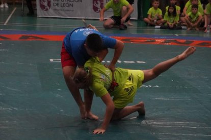 Corro de lucha leonesa Ribera-Montaña. J. NOTARIO