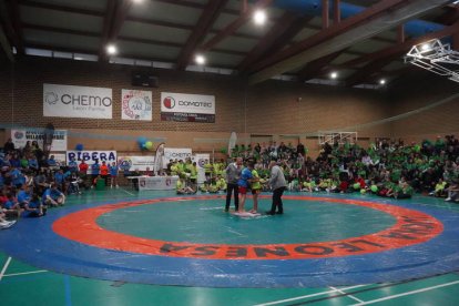 Corro de lucha leonesa Ribera-Montaña. J. NOTARIO