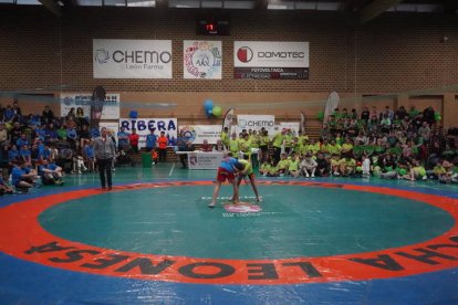 Corro de lucha leonesa Ribera-Montaña. J. NOTARIO