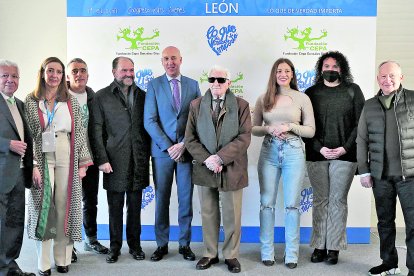 Conferenciantes, miembros de la Fundación Cepa y de ‘Lo que de verdad importa’, con el alcalde, ayer en el Auditorio. FERNANDO OTERO