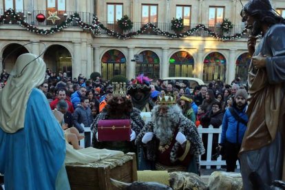Los tres Reyes Magos, a la salida de la recepción municipal, presentando sus regalos ante el portal de Belén. MARCIANO PÉREZ