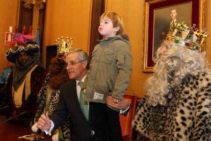 Rodrigo se dirige a los niños en la recepción municipal. MARCIANO PEREZ