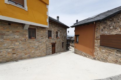 Calle arreglada con hormigón. L. DE LA MATA