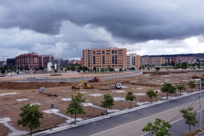 Esqueleto del nuevo parque comercial en La Lastra. DL