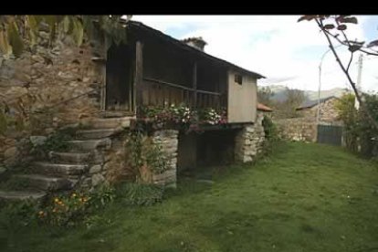 Cabrillanes y San Emiliano son los dos municipios de Babia. Babia de Arriba y Babia de Abajo. Son 28 pueblos, catorce por cada ayuntamiento, y no suman dos mil habitantes: 1.125 de Cabrillanes y 850 de San Emiliano.