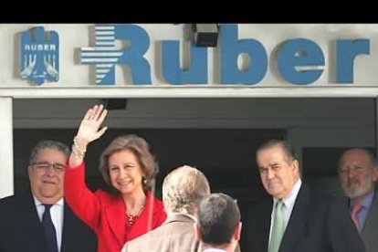 La reina Doña Sofía acudió a las doce de la mañana y saludó muy sonriente a la prensa.