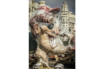 Alguna de las piezas de los monumentos falleros de la sección especial a la espera de su montaje. MIGUEL LORENZO