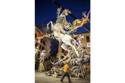 Montaje de la falla situada en la plaza del Pilar. MIGUEL LORENZO