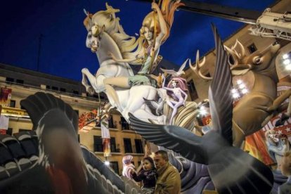 Montaje de la falla situada en la plaza del Pilar. MIGUEL LORENZO