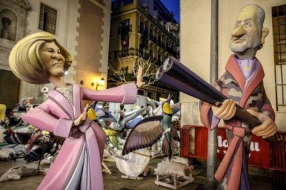 'Ninots' del Rey Juan Carlos con una escopeta y la Reina Sofía. MIGUEL LORENZO