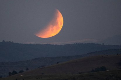 Vista de la Luna llena desde Quito. JÁCOMES