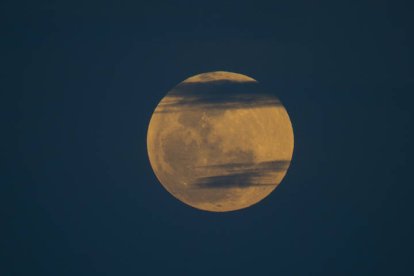 Fotografía de la luna durante un eclipse hoy, en Santo Domingo (República Dominicana). EFE/ OORLANDO BARRÍA