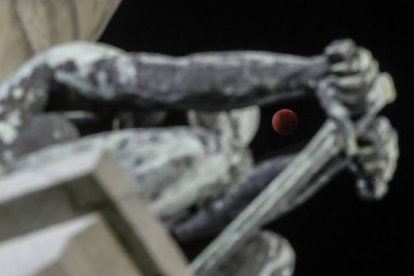 Fotografía de la luna durante un eclipse hoy, en Río de Janeiro (Brasil). EFE/ ANTONIO LACERDA