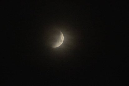 La Luna en el momento de eclipsarse, un fenómeno astronómico que es visible en gran parte del mundo (en la mayor parte de Europa, África y América).Un fenómeno astronómico que volverá a repetirse en algunas regiones del mundo el próximo 8 de noviembre, pero en España no se producirá un evento similar hasta el 14 de mayo de 2025. EFE/LUIS TEJIDO