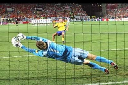 El partido se decidió en los penaltis, después de que ninguno de los rivales consiguiese abrir el marcador. Robben, el más joven de los holandeses, decidió el penalti a favor de esta selección.
