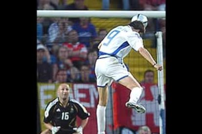 El gol de Charisteas supone una de las mayores sorpresas de la competición. Francia se va para casa y su eliminación supone el fin de una era.