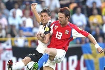 Alemania se despidió de la Eurocopa al perder por 1-2 ante la República Checa, que, repleta de suplentes, doblegó con justicia a un equipo alemán.