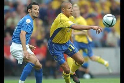 Un gol de Ibrahimov cerca del final, cuando todo hacía presagiar el triunfo italiano, dejó un empate entre Italia y Suecia que acerca al equipo sueco a cuartos, mientras que se lo complica al italiano.