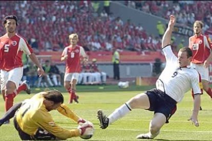Inglaterra ya tiene un nuevo ídolo en la figura del delantero Rooney. Con sólo 18 años, acreditó su merecida fama con dos goles notables, uno de cabeza y otro con la derecha, que  tumbaron a los suizos.
