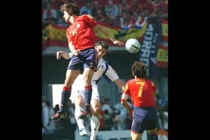 España no supo ganar un partido que dominó en el marcador durante una hora, gracias al tanto de Morientes, y que terminó empatando con Grecia, por mediación de Charisteas en un mal balance defensivo.
