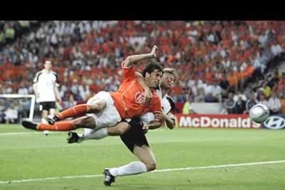 Un precioso gol de Van Nistelrooy, en el minuto 81, sacó del embrollo a Holanda, superada por una impetuosa Alemania que se adelantó en el primer tiempo pero que tuvo que conformarse con el empate final.