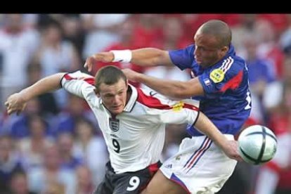 Francia remontó en el descuento un encuentro que creía perdido. Dos goles de Zidane en tres minutos neutralizaron el tanto inicial de Lampard. Beckham falló un penalti.
