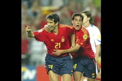 España debutó con buen pie, al menos en cuanto al resultado. En un partido discreto, la selección derrotó al combinado ruso, muy flojo, con un gol de Valerón.