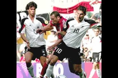 Alemania ha vuelto a defraudar ante un equipo letón muy superior en el que brilló el jugador Verpakovskis. Los germanos se juegan la clasificación en el último partido de la fase, contra Italia.