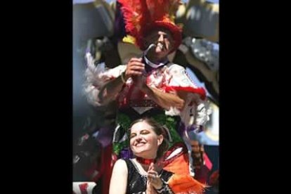 Con trajes multicolores y al ritmo de la orquesta, artistas del barrio londinense de Notting Hill, desfilaron en 80 carrozas y celebraron la diversidad cultural de la capital británica.