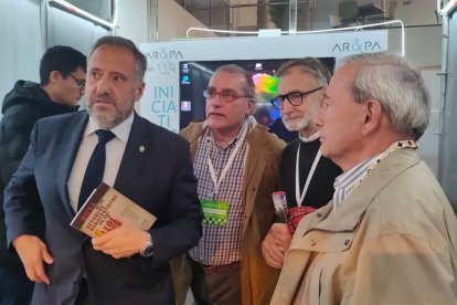 El presidente de las Cortes, el leonés Carlos Pollán, visitó el expositor de los retables. DL