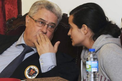 José Ramón García conversa con Triana. J. CASARES / EFE pOOL