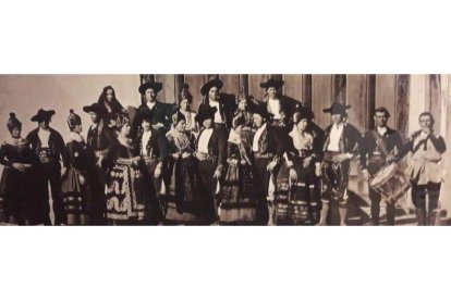 Grupo de campesinos de la provincia de Segovia, en una imagen tomada hacia 1878. JUAN FRANCISCO SÁEZ.
