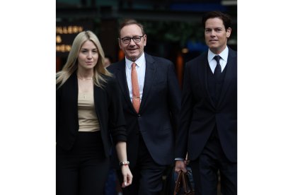 Kevin Spacey camina con su equipo a la corte de jusiticia. ANDY RAIN