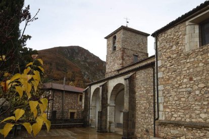 La iglesia de la localidad de Los Barrios de Luna.