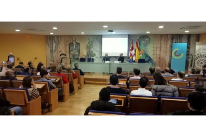 Un momneto de la jornada organizada por el Consejo Social de la Universidad de Leó. A. C.