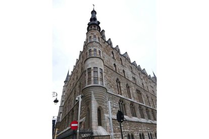 Casa Botines: torreón nordeste, el Grial y la Lanza. La torre representa la lanza de Longinos, que atravesó el cuerpo de Jesucristo. En lo más alto, donde está el cerebro del dragón, construyó una rosa de luz de la que de forma figurada caen simbólicamente las gotas de la sangre de Cristo, que recoge la copa que está en la parte inferior de la torre: el Grial. JAVIER FERNÁNDEZ ZARDÓN 'MOTORINES'