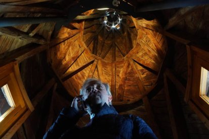 El profesor César García Álvarez, uno de los grandes expertos en la obra de Antonio Gaudí , bajo la rosa de luz que el arquitecto construyó en Casa Botines. García Álvarez descubrió el Grial que Gaudí ocultó en Botines cuando paseaba con su hijo Dante. J.NOTARIO