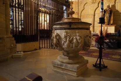 La gran copa, el gran vaso sagrado de la Catedral está tan a la vista, es tan evidente, que pasa inadvertido. Capilla de la Virgen del Carmen, pila bautismal obra de Juan de Badajoz, hacia 1530, una obra cumbre del Renacimiento español. J.NOTARIO