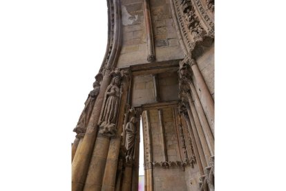 Una mujer con una copa está esculpida a la entrada de la Catedral. JAVIER FERNÁNDEZ ZARDÓN 'MOTORINES'