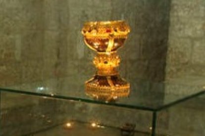 El cáliz de doña Urraca, una joya de la orfebrería románica considerada 'el grial de griales'. Un misterio porqué una infanta empeñó su ajuar real para proteger dos vasos romanos orientales de ónice y, teniendo la gran reliquia de la Cristiandad, no la dio a conocer. BRUNO