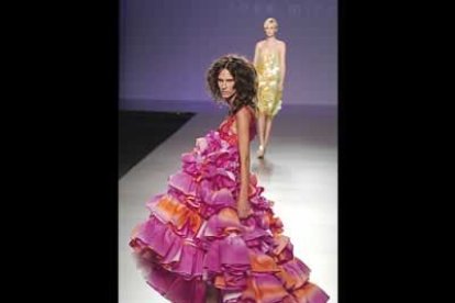 Eva Sanz con vestido de ondas rojo y rosa bordado en lentejuelas con cascada de volantes. Diseños muy trabajados y cuidados.
