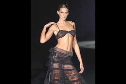 Falda de tul con cintas de seda bordada y top a juego, transparencias al más puro estilo.
