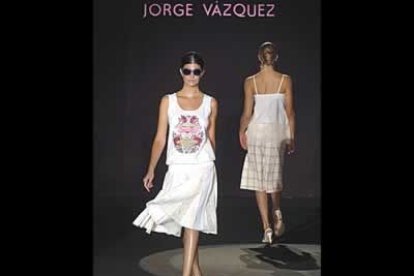 Camiseta con la pantera rosa bordada y faldas de vuelo y a cuadros. Dos estilos que dan frescura, y chispa a estos diseños.