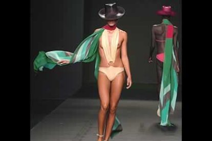 Triquinis de vértigo, con una abertura no apta para las tímidas y discretas, son combinados con pañuelos estampados y sombreros de rafia.