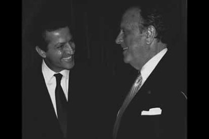 Tras la muerte de Franco comienza la transición, durante la que Manuel Fraga, uno de los reformistas del régimen, aspira a pilotar el proceso democratizador. Finalmente, el Rey se decide por Adolfo Suárez.
